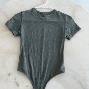 SKIMS I COTTON JERSEY I T-SHIRT BODYSUIT I GUNMETAL I M